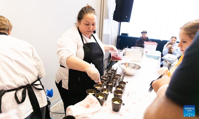 Chefs prepare dishes with rhododendron flavors during the rhododendron festival in Vladivostok, Russia, April 25, 2026. The rhododendron festival was held here on Saturday to promote rhododendron-themed tourism and enhance its appeal to tourists. (Photo by Andrey Matveenko/Xinhua)