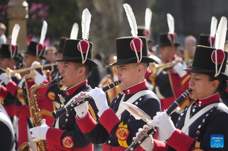 Soldiers in traditional uniforms perform during a traditional guard-changing ceremony in Buenos Aires, Argentina, April 25, 2026. (Xinhua/Zhang Duo)