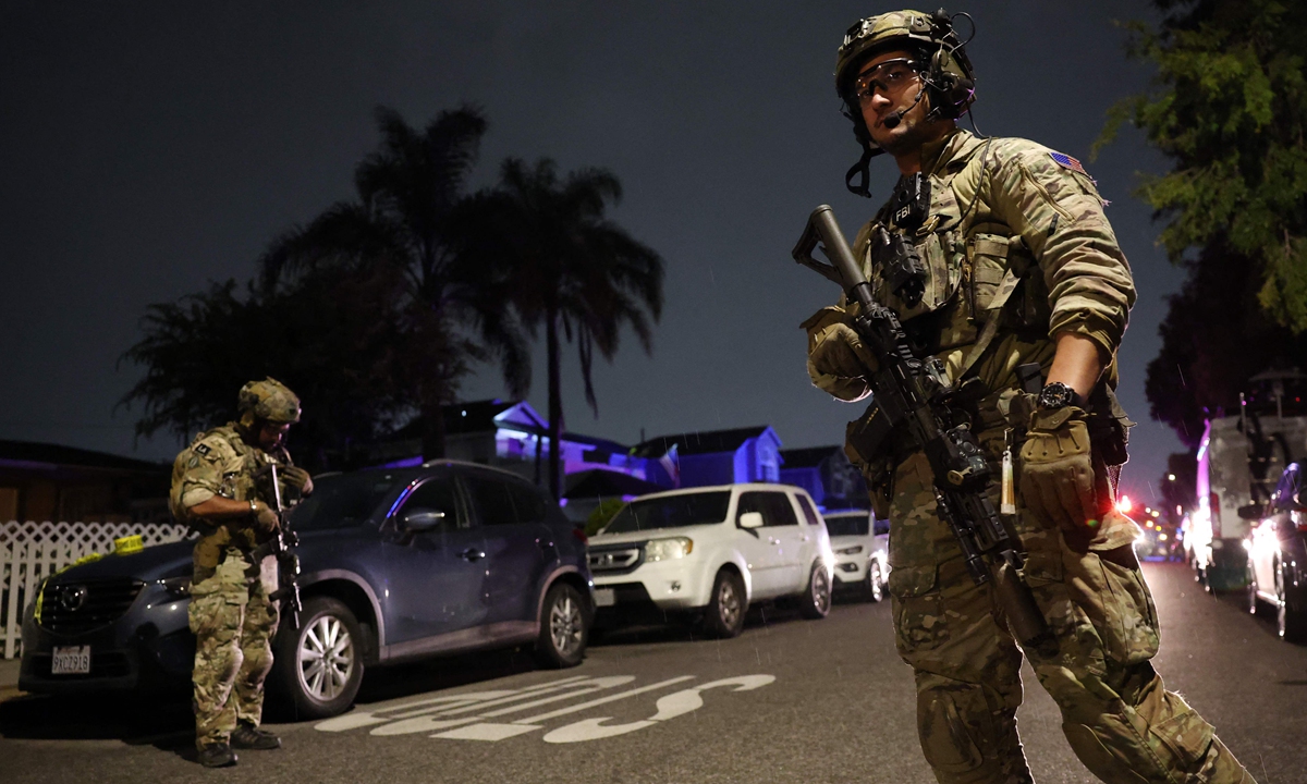 An FBI tactical team prepares to enter a house associated with the suspected White House Correspondents' Dinner shooter in Torrance, California, on US local time April 25, 2026. Photo: VCG 