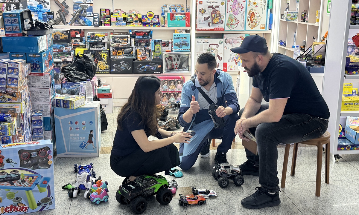 International buyers inquire about products from a vendor at the Yiwu International Trade Market in Yiwu, East China's Zhejiang Province, on April 25, 2026. Photo: Chen Qingrui/GT