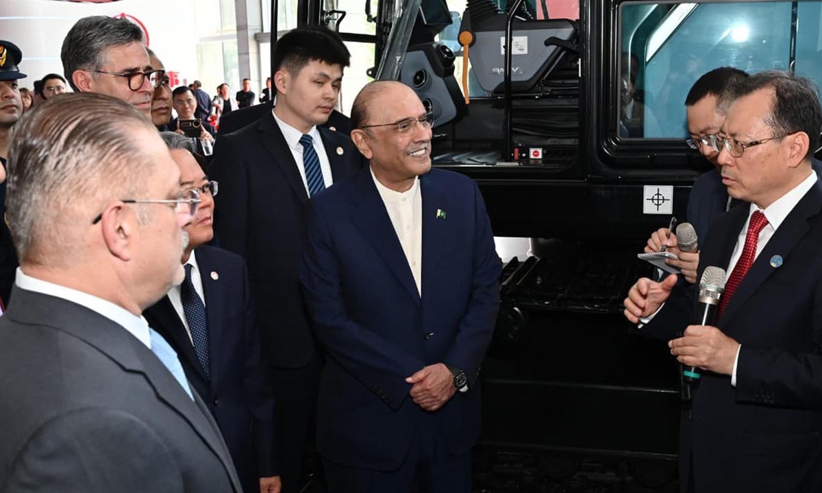 Visiting Pakistani President Asif Ali Zardari listens to a briefing on machinery, equipment and production capacity during his visit to SANY Heavy Industry in Changsha, Central China's Hunan Province, on April 26, 2026. Photo: VCG