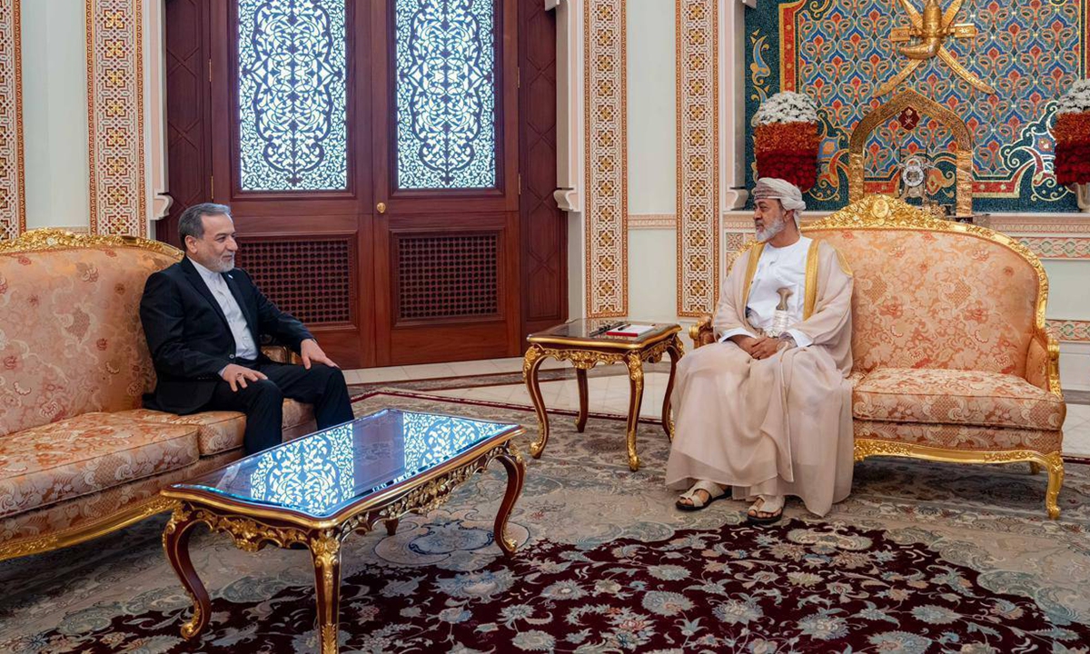 Iranian Foreign Minister Seyed Abbas Araghchi (left), meets with Omani Sultan Haitham bin Tariq Al Said, in Muscat, Oman, on April 26, 2026. After the visit, Araghchi arrived in Islamabad for a second visit within around 24 hours.Photo: VCG
