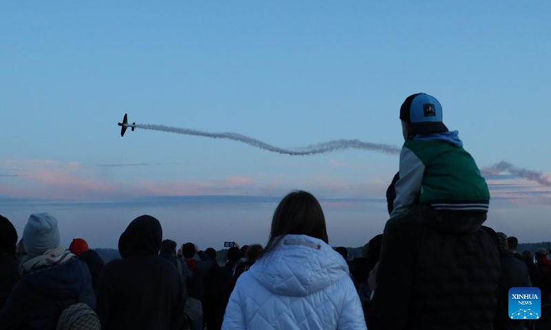 People watch an aerobatic performance at an international air show in Radom, Poland, April 25, 2026. (Xinhua/Cui Li)