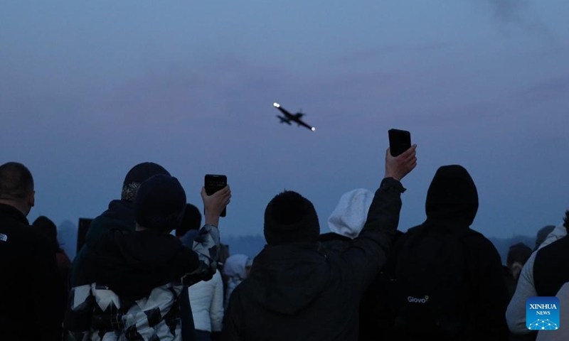 People watch an aerobatic performance at an international air show in Radom, Poland, April 25, 2026. (Xinhua/Cui Li)