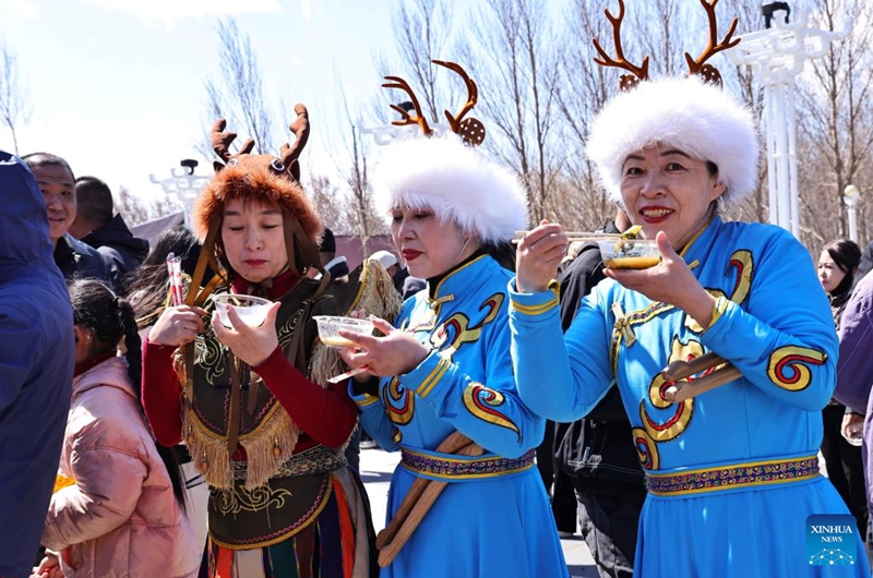 People from the Hezhe ethnic group taste fresh fish at an event during the Kaijiang folk culture week in Tongjiang City, northeast China's Heilongjiang Province, April 25, 2026. Tongjiang kicked off the Kaijiang folk culture week on Saturday, where diverse activities including traditional performances were staged to showcase the region's ethnic heritage.

Kaijiang refers to the annual springtime thawing of ice-covered rivers in northeast China. Photo: Xinhua