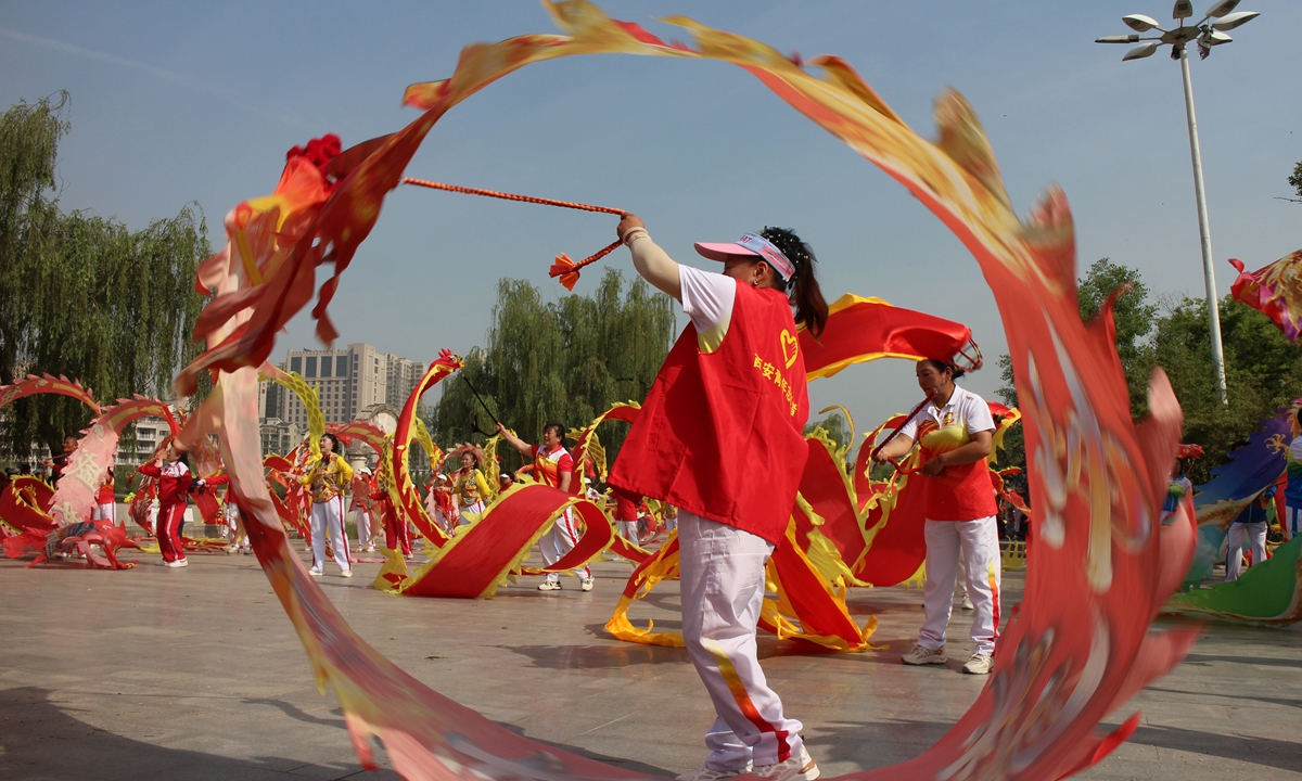 Fifteen dance teams from across Xi'an gather along the Chanhe River in Northwest China's Shaanxi Province on April 26, 2026, performing a traditional ribbon dragon dance to celebrate the upcoming May Day holidays. Photo: VCG