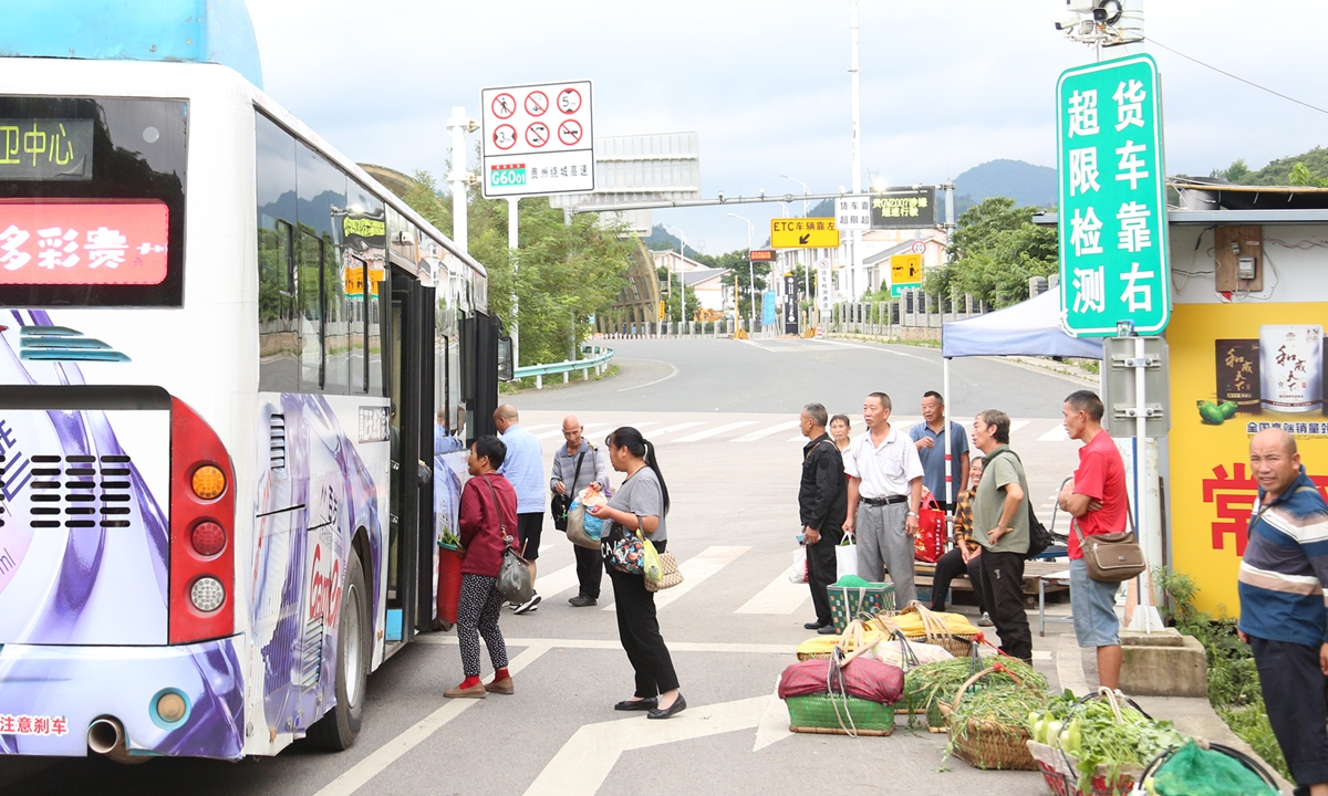 Farmers board the Route 252 