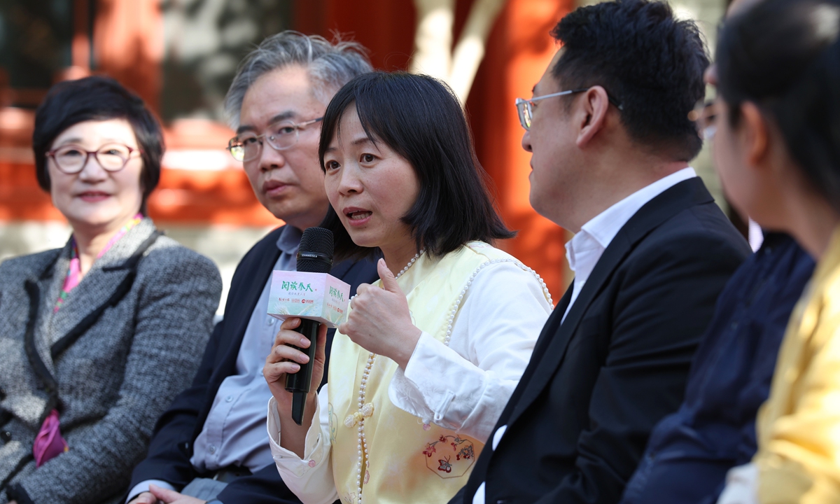 Jiang Haoshu (center) speaks during the Spring Reading event. Photo: Cui Meng/GT