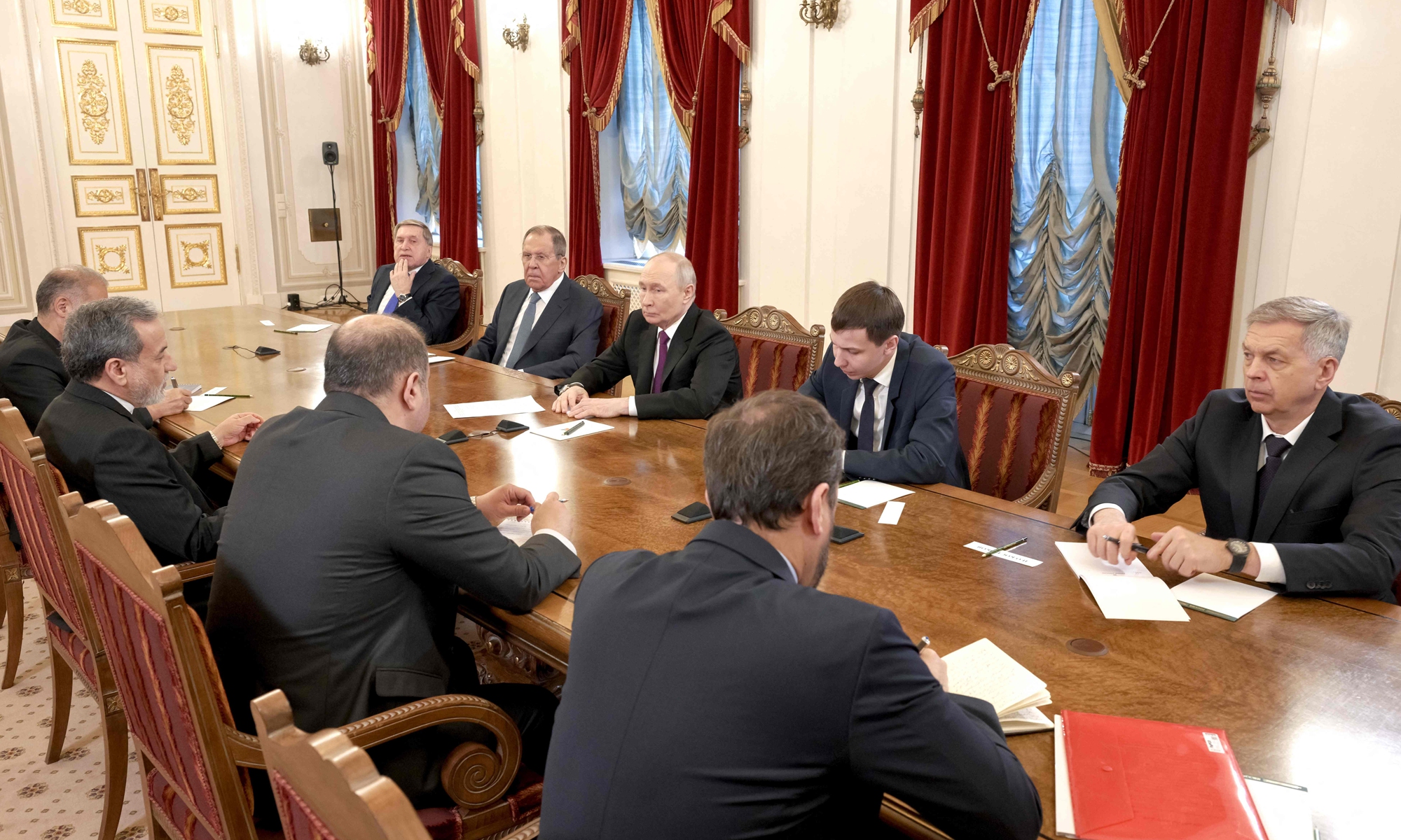 In this pool photograph distributed by the Russian state agency Sputnik, Russia's President Vladimir Putin and Iranian Foreign Minister Abbas Araghchi hold talks at the Boris Yeltsin Presidential Library in Saint Petersburg on April 27, 2026. Photo: VCG