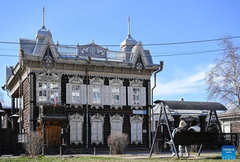 People have a rest on a roadside bench in Irkutsk, Russia, April 25, 2026. (Xinhua/Hao Jianwei)