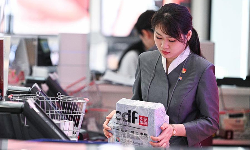 An assistant packages a duty-free item for a customer at a duty-free shop in Boao, south China's Hainan Province, March 27, 2026. (Xinhua/Pu Xiaoxu)