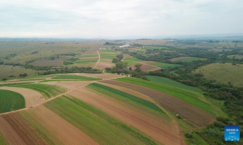 An aerial drone photo taken on April 25, 2026 shows farmlands in the suburb of Johannesburg, South Africa. (Xinhua/Chen Wei)