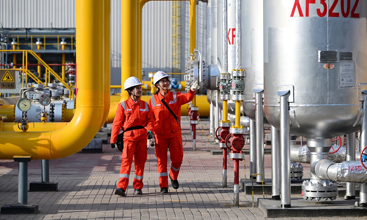 Workers conduct inspection of oil and gas pipeline in Yinchuan, Northwest China's Ningxia Hui Autonomous Region, on September 28, 2025. Photo: VCG