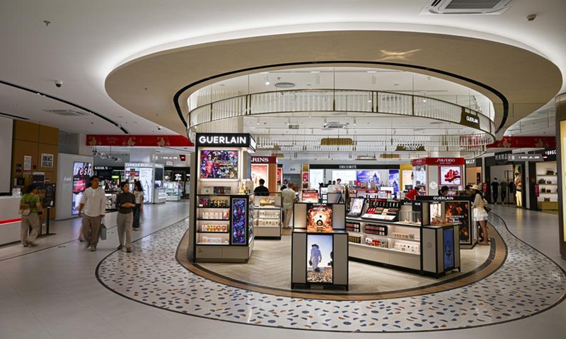 Customers shop at a duty-free shop in Haikou, south China's Hainan Province, April 25, 2026. (Xinhua/Pu Xiaoxu)