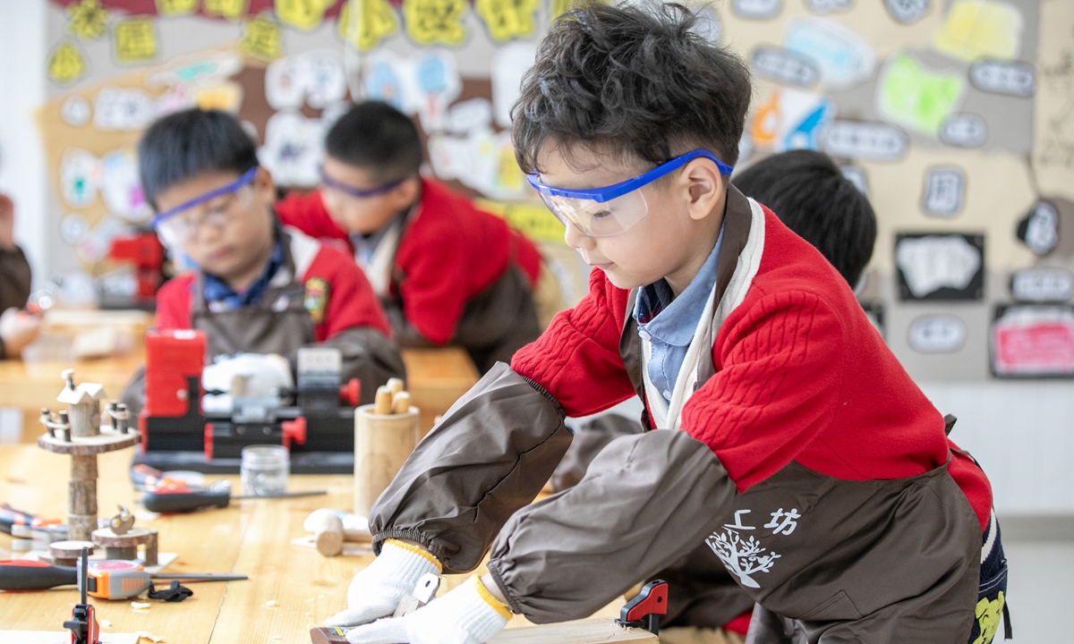 Kindergarten children actively participate in woodworking and clay sculpture on April 27, 2026, experiencing the charm of
handicrafts in celebration of theupcoming May Day,in Nantong, East China's Jiangsu Province. Photo: IC