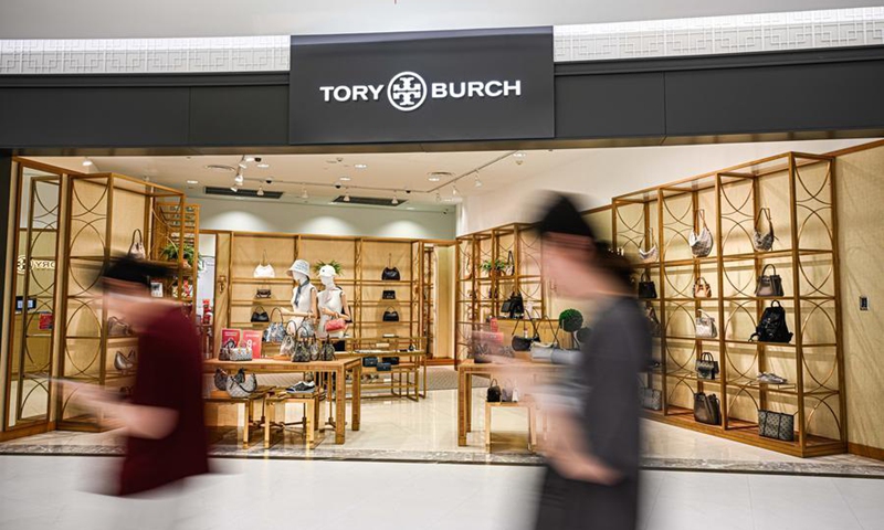 Customers shop at a duty-free shop in Haikou, south China's Hainan Province, April 25, 2026. (Xinhua/Pu Xiaoxu)
