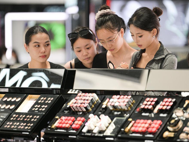 Customers shop at a duty-free shop in Haikou, south China's Hainan Province, April 25, 2026. (Xinhua/Pu Xiaoxu)