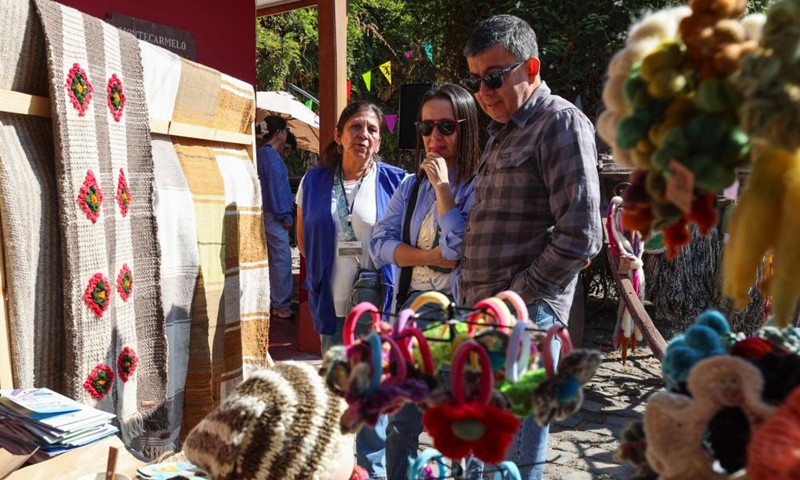 People visit a wool festival in Santiago, Chile, April 25, 2026. (Xinhua/Zhou Jiayi)