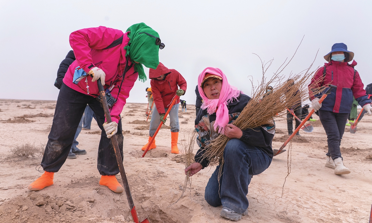 Pei Aimin (right) works together with other villagers. Photos: Courtesy of Pei Aimin 