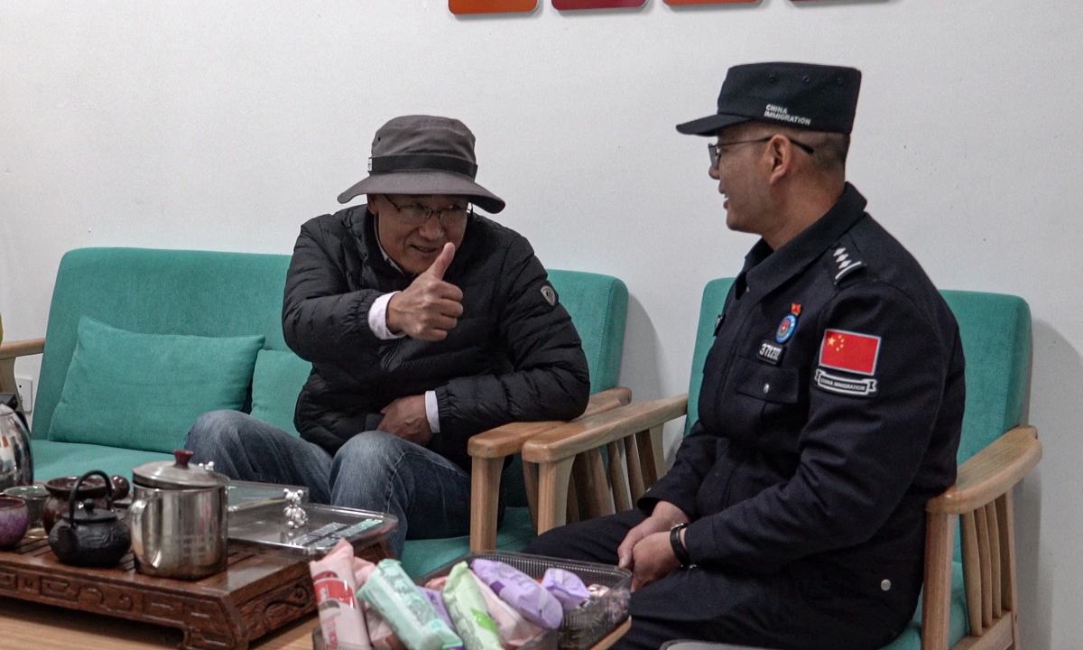 A tourist gives a thumbs-up to a police officer in appreciation at the public convenience service center of the Dulongjiang Frontier Police Station in Dulongjiang, Yunnan. Photo: Courtesy of Dulongjiang Frontier Police Station