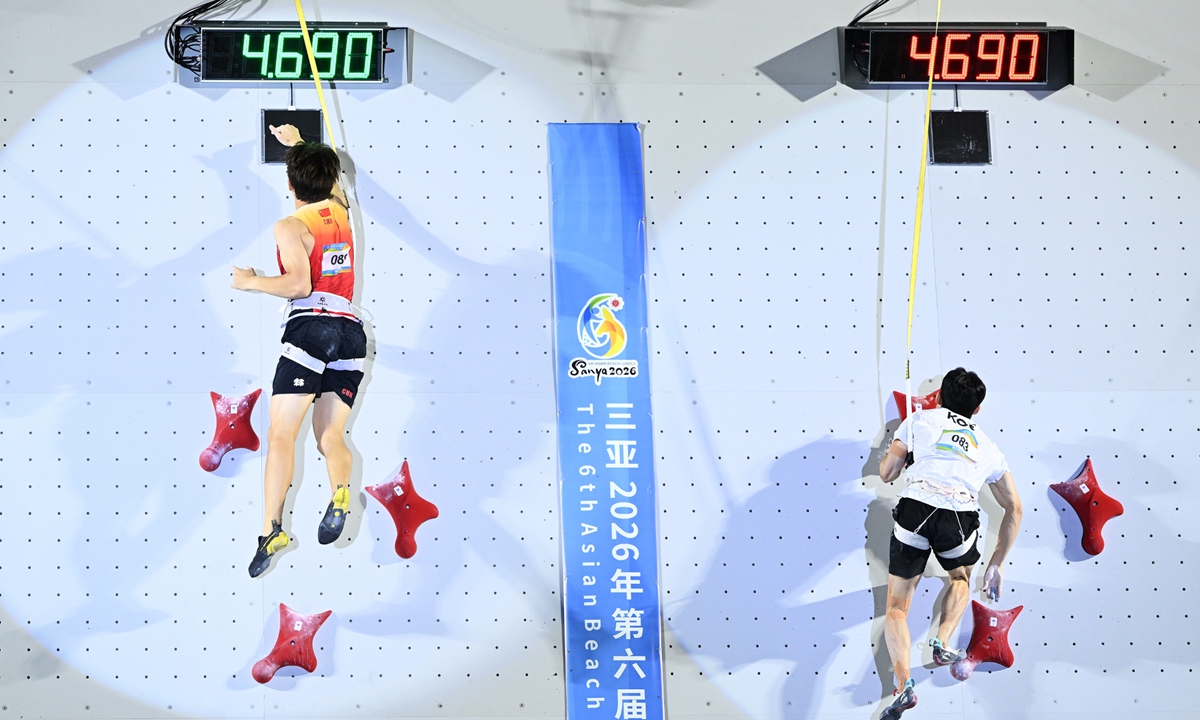 Chinese climber Zhao Yicheng (left) competes in the men's speed climbing at the Asian Beach Games in Sanya, South China's Hainan Province on April 28, 2026.  Photo: Courtesy of organizers