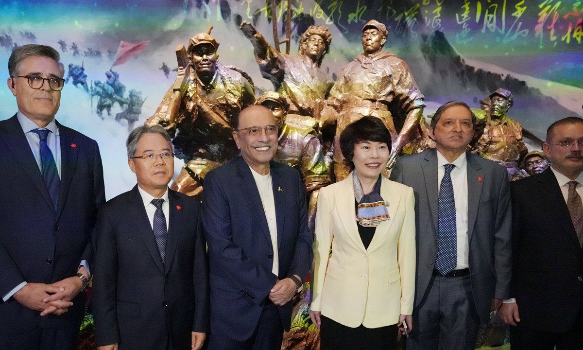 Pakistani President Asif Ali Zardari (3rd from left) poses for a group photo at Shaoshan Mao Zedong Memorial Museum in Shaoshan, Central China's Hunan Province on April 27, 2026. Photo: VCG