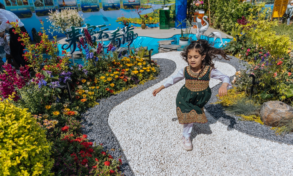 A Pakistani girl dances on a floral path at the 2026 Beijing International Flower Show in Beijing on April 28, 2026.
The show is being held from April 28 to May 30 in Beijing's Fengtai District, bringing together over 100 categories
and more than 1,000 varieties of flowers from over 30 countries and regions worldwide. Photo: Li Hao/GT