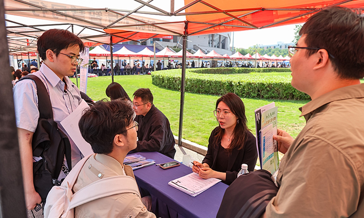A large-scale job fair involving 300 companies was held at the plaza on the main campus of Zhengzhou University in Central China's Henan Province during the graduation season on April 24, 2026. Photo: VCG