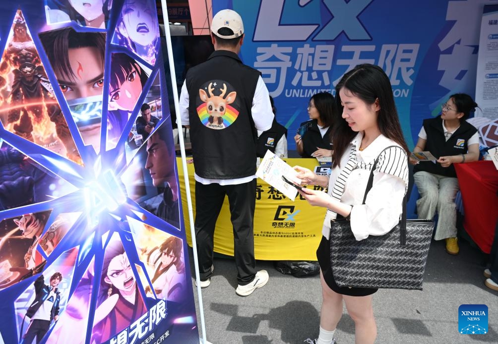 A visitor scans a code to participate in an immersive experience acitvity at an artificial intelligence (AI) market in Fuzhou Strait International Conference & Exhibition Center, Fuzhou, southeast China's Fujian Province, April 28, 2026. The AI market kicked off here ahead of the 9th Digital China Summit, which will convene in Fuzhou from April 29 to 30. (Xinhua/Lin Shanchuan)

