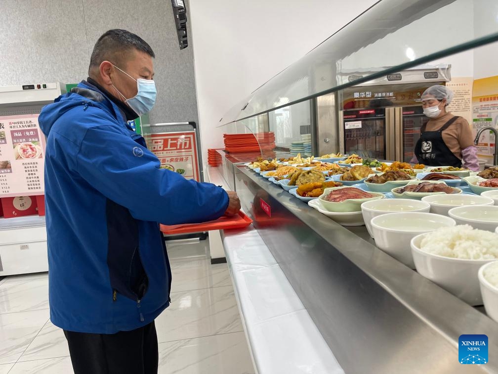A resident selects dishes at a canteen in Zaolinxi Community in Lanzhou, capital of northwest China's Gansu Province, Jan. 23, 2026.(Xinhua/Cheng Nan)

