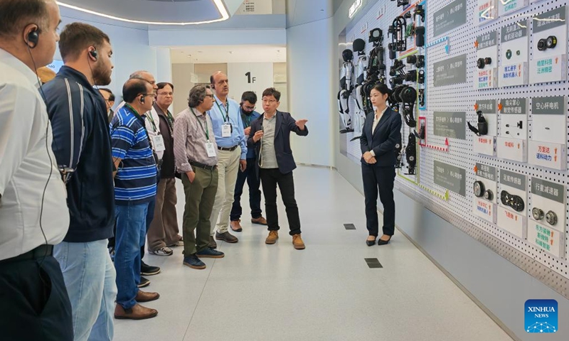 Pakistani delegates visit the Hubei Humanoid Robot Innovation Center in Wuhan, central China's Hubei Province, April 25, 2026. (Xinhua/Yue Wenwan)

