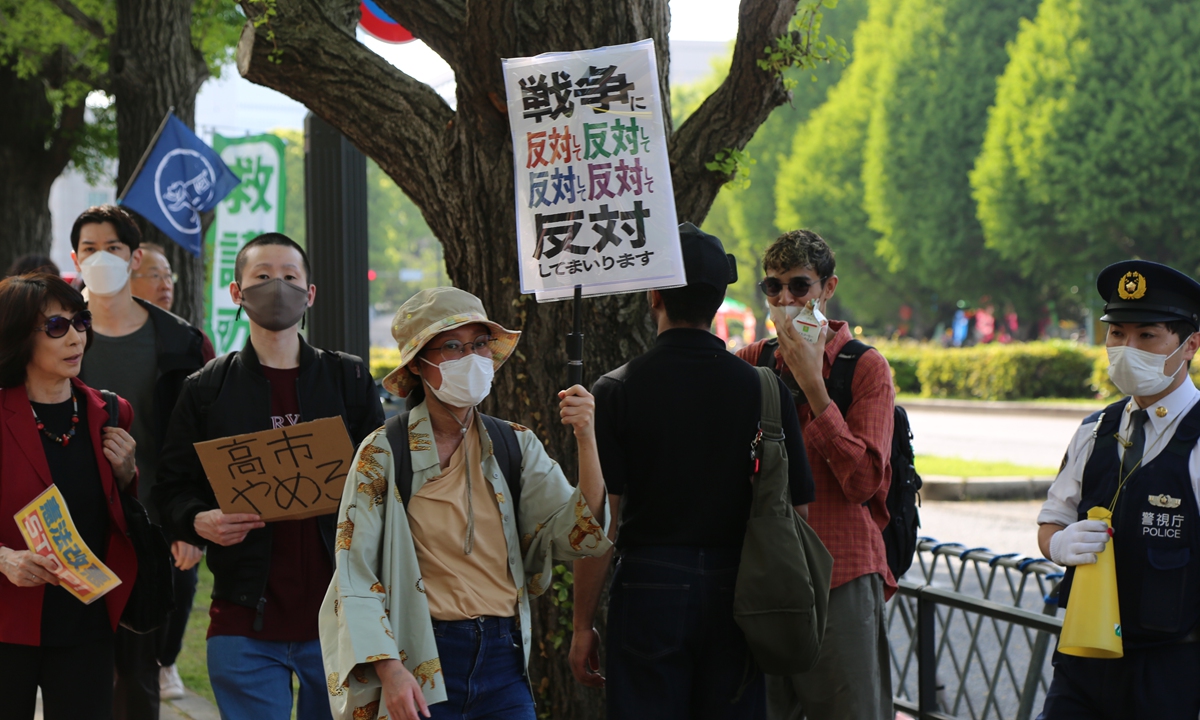 Some Japanese citizens rally on the street in front of the National Diet Building on April 19, 2026, to protest the government's aggressive push to revise the country's pacifist Constitution and their attempts to lift the ban on exporting lethal weapons. Photo: VCG


