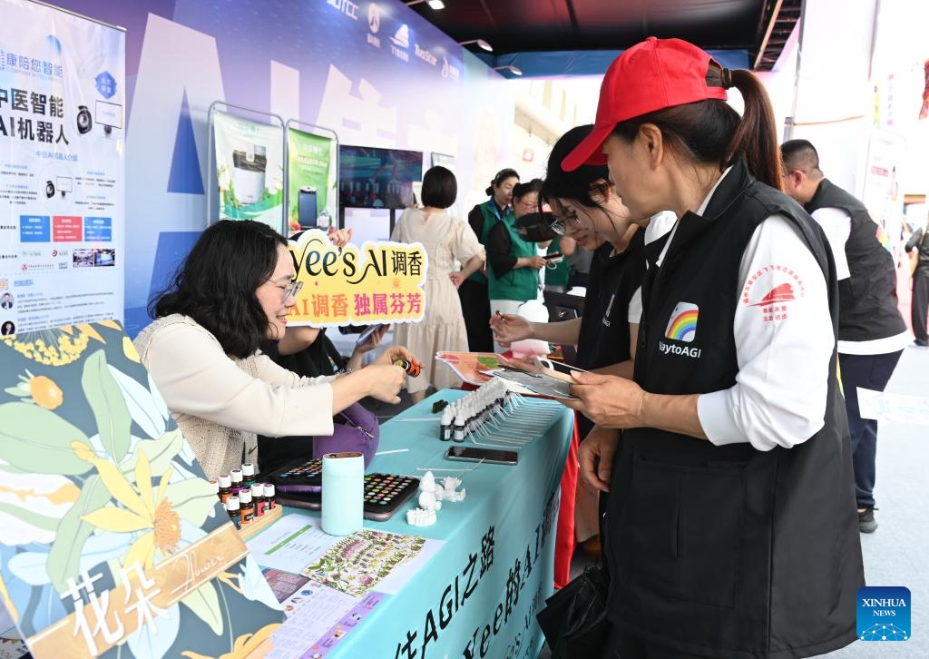 An exhibitor introduces fragrance products at an artificial intelligence (AI) market in Fuzhou Strait International Conference & Exhibition Center, Fuzhou, southeast China's Fujian Province, April 28, 2026. The AI market kicked off here ahead of the 9th Digital China Summit, which will convene in Fuzhou from April 29 to 30. (Xinhua/Lin Shanchuan)

