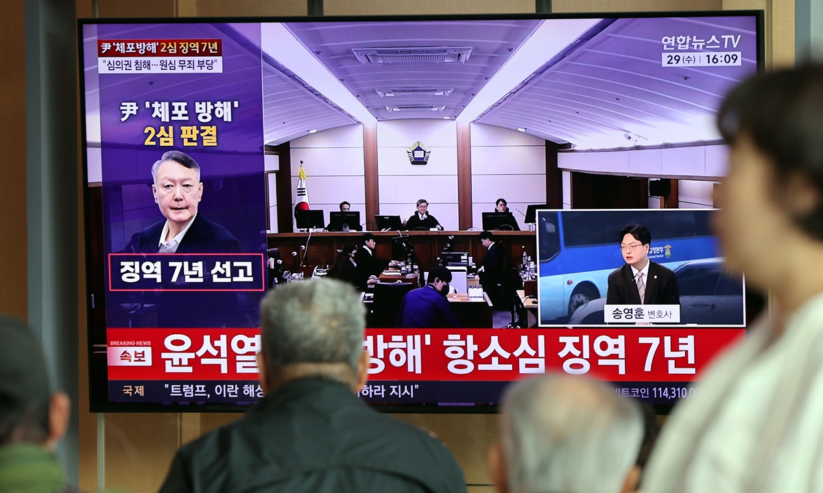 TV screens at Seoul Station broadcast the appellate court ruling sentencing former South Korean President  Yoon Suk-yeol to seven years in prison on April 29, 2026, after he was convicted on obstruction of justice and other charges stemming from his failed martial law bid. Photo: VCG