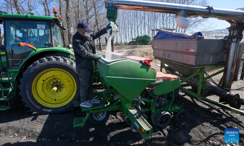 A farmer adds fertilizers into an agricultural machine at Youyi Farm Co., Ltd. under Beidahuang Group in northeast China's Heilongjiang Province, April 28, 2026.

