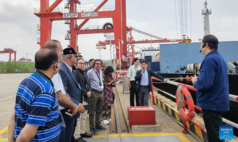 Pakistani delegates visit the Yangluo Port in Wuhan, central China's Hubei Province, April 24, 2026. (Xinhua/Yue Wenwan)

