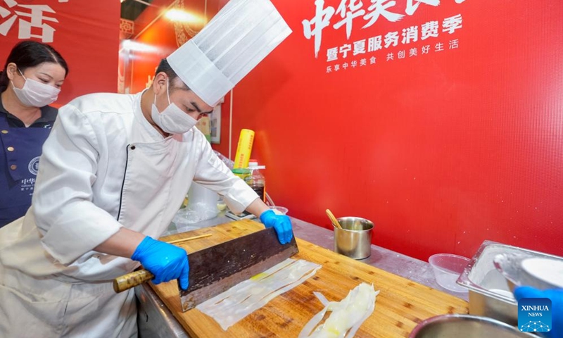 An exhibitor makes food originated from northwest China's Shaanxi Province during a Chinese cuisine carnival in Yinchuan, northwest China's Ningxia Hui Autonomous Region, on April 28, 2026. (Xinhua/Yang Zhisen)

