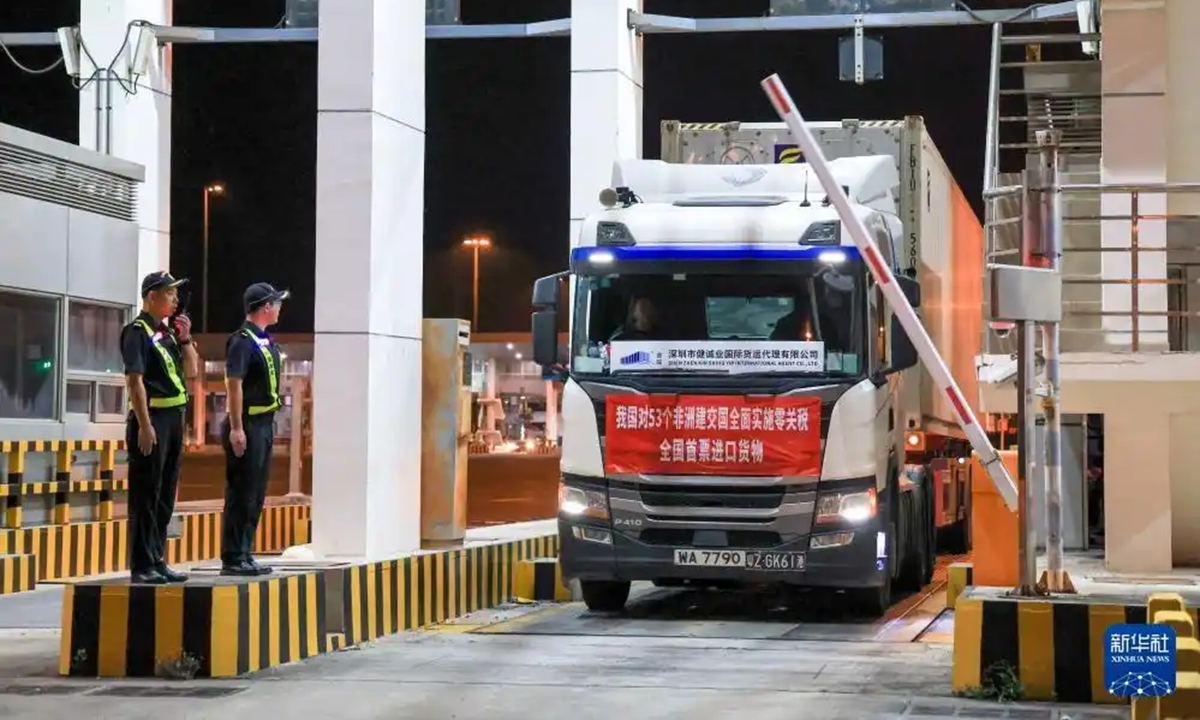 The batch of 24 tons of South African apple passes through Shenzhen Bay Port on May 1, 2026.