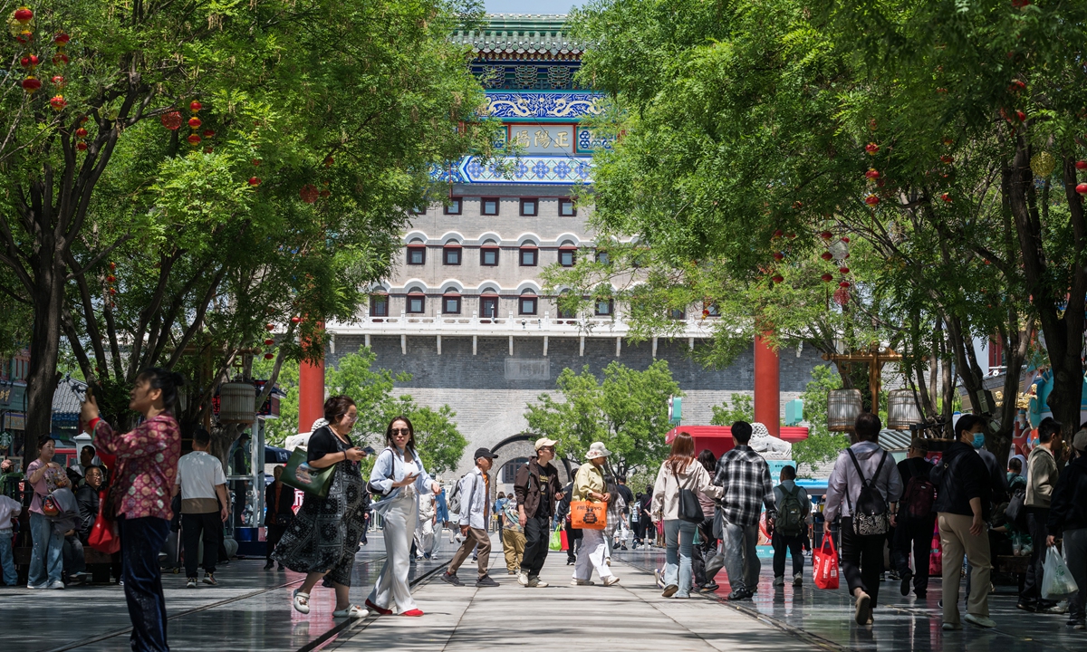 Tourists are seen at the Qianmen pedestrian street in Beijing on May 1, 2025. Photo: Chen Tao/GT