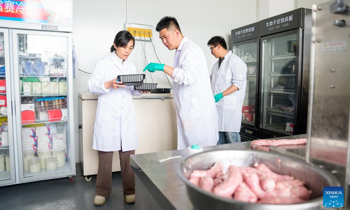 Zhang Yuhong (L) talks with her student at an institute of agricultural product development and food science in Lhasa, southwest China's Xizang Autonomous Region, April 29, 2026.Photo: Xinhua
