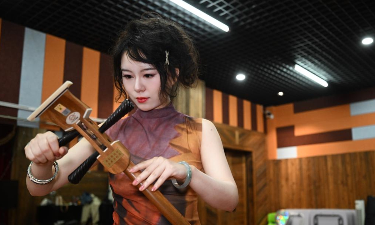 Chu Qiguizi tunes the sanxian at her studio in Tianjin, north China, April 21, 2026.Photo: Xinhua