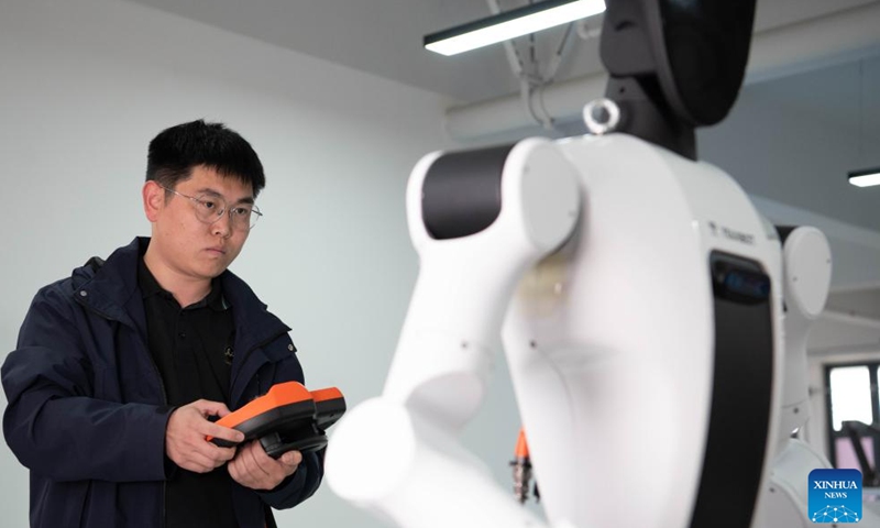 A researcher tests a humanoid robot at Youibot Robotics Co., Ltd. in Hefei, east China's Anhui Province, April 29, 2026.(Xinhua/Zhang Duan)