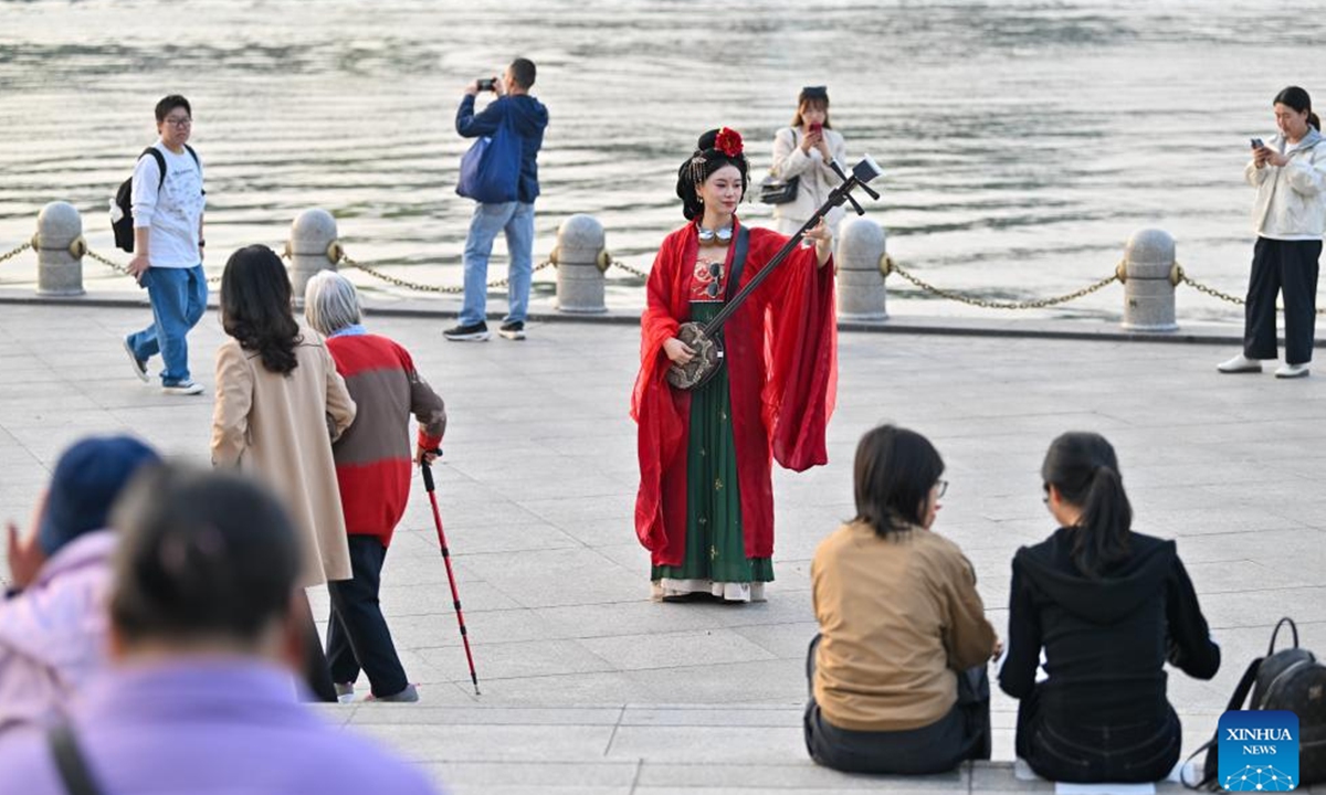 Pic story: intangible cultural inheritor of sanxian performance technique in China's Tianjin