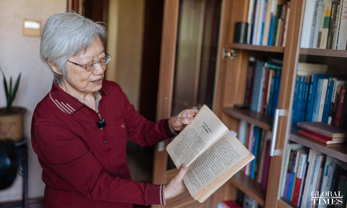 Mei Xiaokan, daughter of Chinese judge Mei Ru'ao at the Tokyo Trial, shows her father's memorable words to the Global Times reporter at her home in Beijing on April 21. Photo: Li Hao/GT