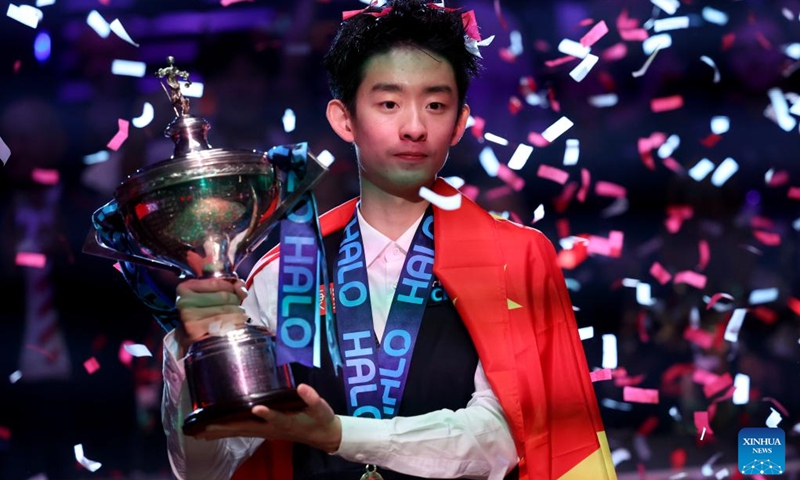 Wu Yize of China poses with the trophy after winning the final match between Shaun Murphy of England and Wu Yize of China at the World Snooker Championship 2026 in Sheffield, Britain, May 4, 2026. (Xinhua/Li Ying)