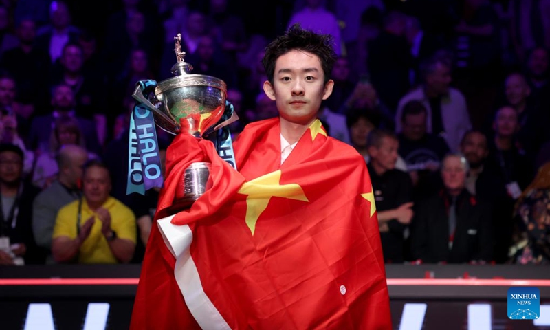 Wu Yize of China poses with the trophy after winning the final match between Shaun Murphy of England and Wu Yize of China at the World Snooker Championship 2026 in Sheffield, Britain, May 4, 2026. (Xinhua/Li Ying)