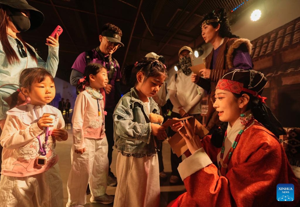 Children interact with a performer at the Xixia Imperial Tombs scenic area during the May Day holiday in Yinchuan, northwest China's Ningxia Hui Autonomous Region, May 5, 2026. (Photo: Xinhua)
