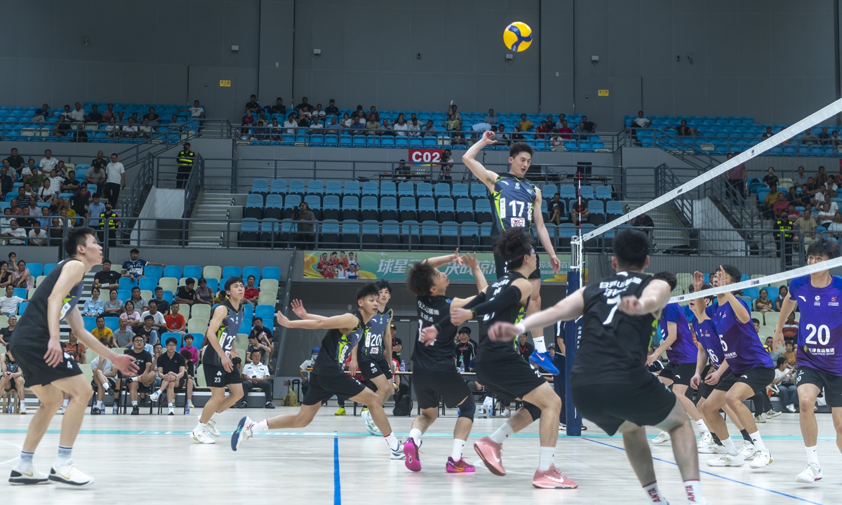 Players compete during a volleyball elite contest between teams from Tianjin and Fujian in Qionghai, South China's Hainan Province on May 6, 2026. Three teams from the Chinese Volleyball Super League and one all-star team from Hainan participated in the three-day tournament. Photo: VCG