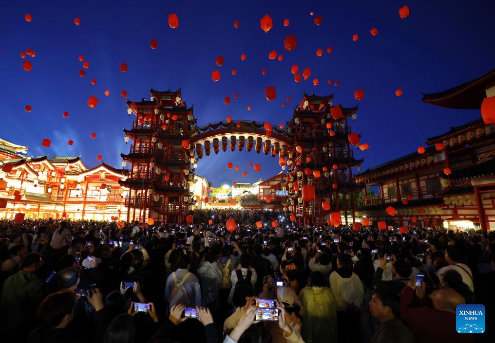 Tourists visit the Hetou Old Street scenic area in Fengnan District, Tangshan, north China's Hebei Province, May 4, 2026. People headed out to make the most of their leisure time during the May Day holiday in Hebei. The province has embraced innovation in the cultural and tourism sector in recent years to meet varying market demands. (Photo: Xinhua)