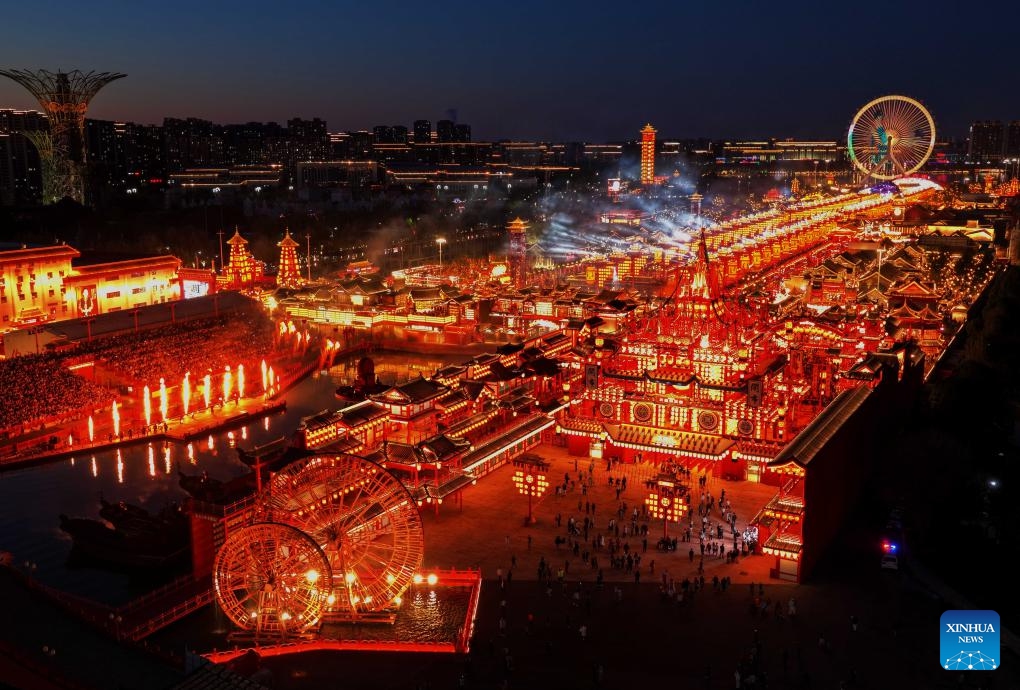 An aerial drone photo taken on May 4, 2026 shows a night view of the Hetou Old Street scenic area in Fengnan District, Tangshan, north China's Hebei Province. People headed out to make the most of their leisure time during the May Day holiday in Hebei. The province has embraced innovation in the cultural and tourism sector in recent years to meet varying market demands. (Photo: Xinhua)